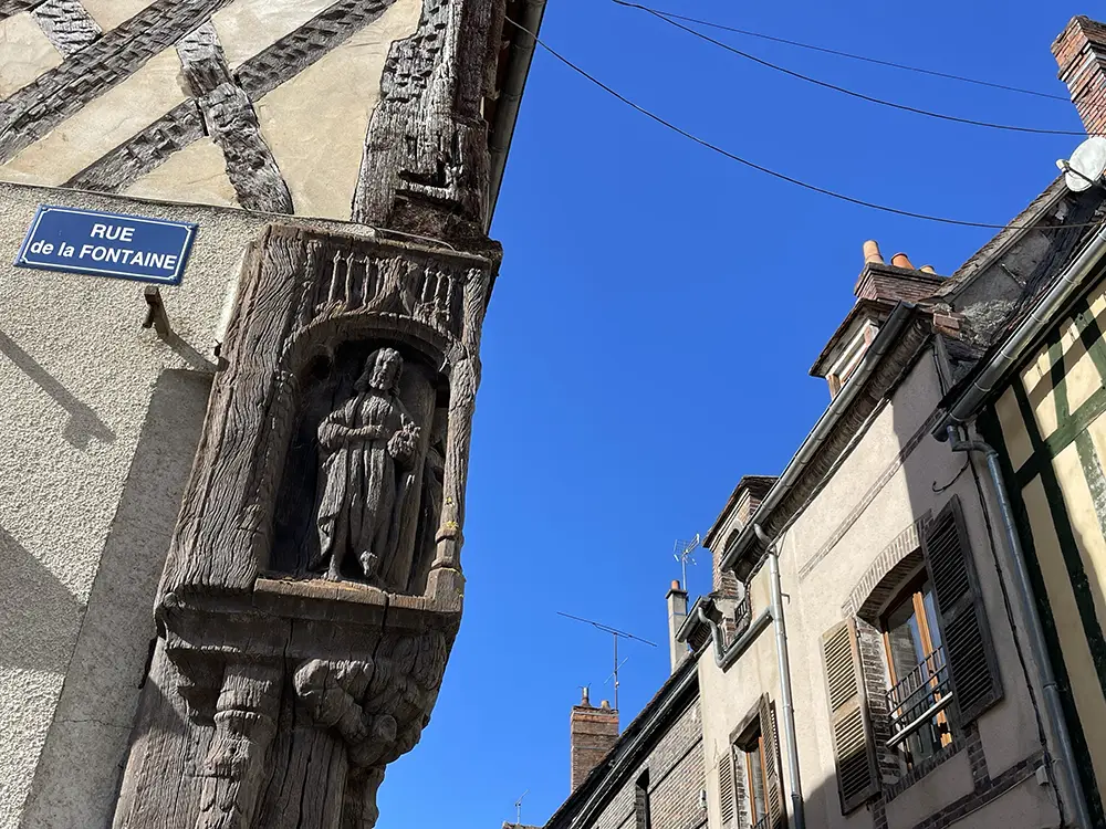 rue de la fontaine saint julien du sault medieval